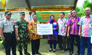 9-Area Manager CSR & SMEPP JBB, Sri Marjurias Mulya Dewi  Secara Simbolis Menyerahkan Bantuan Normalisasi Irigasi Kepada Wakil Bupati Indramayu Drs . H. Supendi , MSi